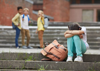 Школьница выпрыгнула с пятого этажа в Уральске: семья заявляет о буллинге