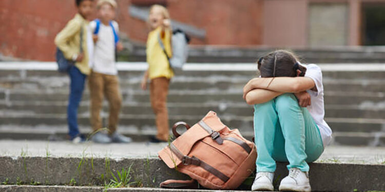 Школьница выпрыгнула с пятого этажа в Уральске: семья заявляет о буллинге