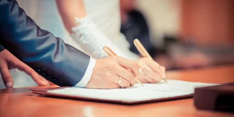 Казахстанец узнал, что женат уже 34 года и подал иск в суд