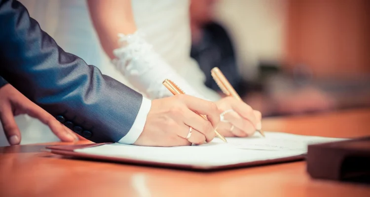 Казахстанец узнал, что женат уже 34 года и подал иск в суд