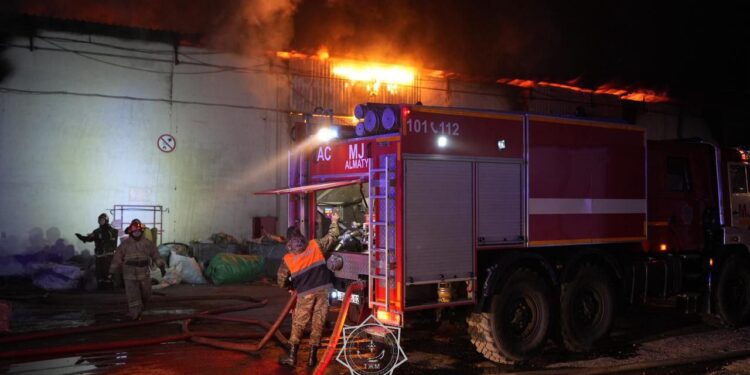 Крупный пожар произошёл на складе в Алматы