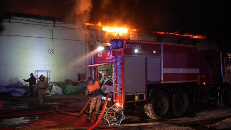 Крупный пожар произошёл на складе в Алматы