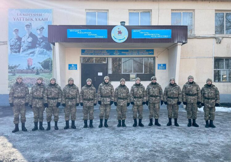Алматы облысынан шыққан 12 сыныптас бір әскери бөлімде бірге қызмет атқарып жүр