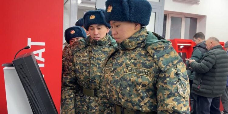 Срочникам в Казахстане планируют запретить оформление кредитов