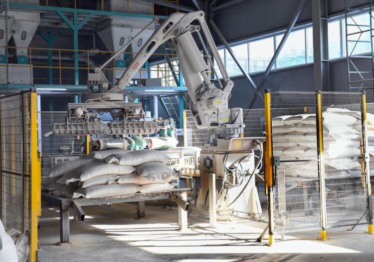 Сенаторы и депутаты Мажилиса ознакомились с работой завода в Конаеве