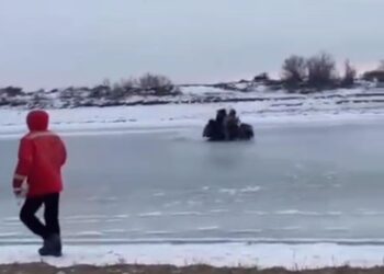 Атырауда Жайық өзенінде балық инспекторларының квадроциклі мұз астына кетті