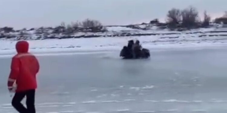 Атырауда Жайық өзенінде балық инспекторларының квадроциклі мұз астына кетті