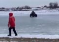На реке Урал в Атырау под лёд провалился квадроцикл инспекторов рыбного хозяйства