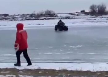 На реке Урал в Атырау под лёд провалился квадроцикл инспекторов рыбного хозяйства
