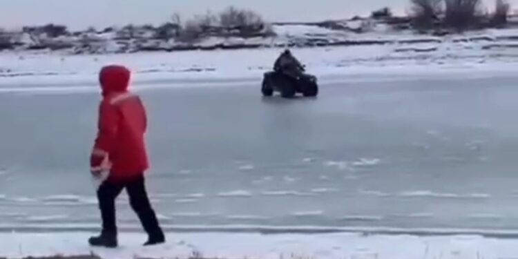На реке Урал в Атырау под лёд провалился квадроцикл инспекторов рыбного хозяйства