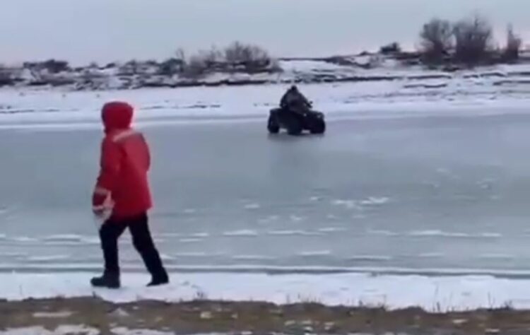 На реке Урал в Атырау под лёд провалился квадроцикл инспекторов рыбного хозяйства