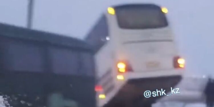 Шахтинск маңында 50 жолаушысы бар автобус жолдан шығып, жол жиегіндегі арыққа түсті