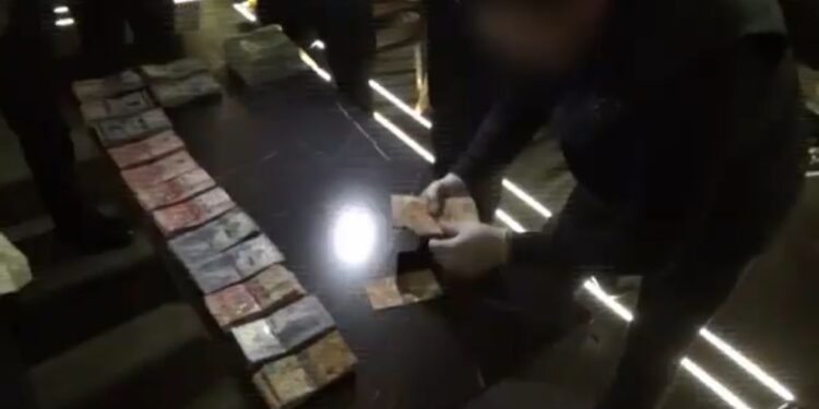 КНБ показал видео задержания руководителя отдела госдоходов в ЗКО