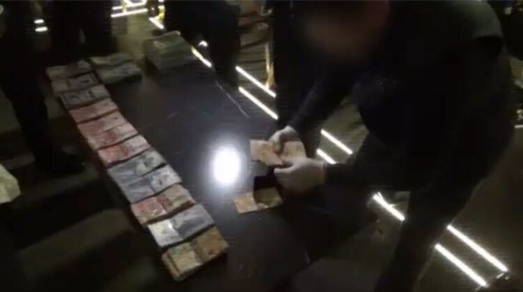 КНБ показал видео задержания руководителя отдела госдоходов в ЗКО