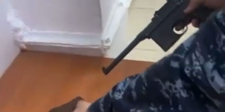 Атырау тұрғыны тарихи маузерді заңсыз алып кетпек болған