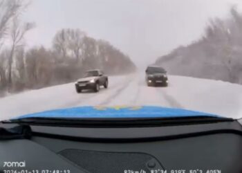 Toyota Alphard выехал на встречную полосу и едва не столкнулся с полицейским автомобилем