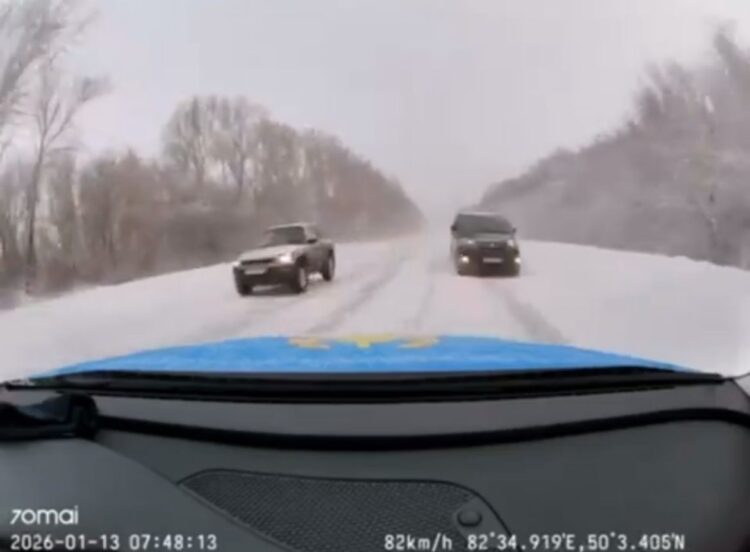 Toyota Alphard выехал на встречную полосу и едва не столкнулся с полицейским автомобилем