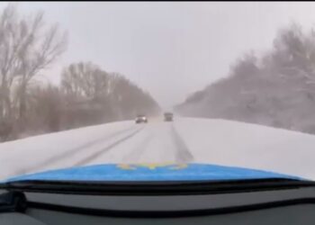 Toyota Alphard қарсы жолаққа шығып, полиция көлігімен соқтығыса жаздады