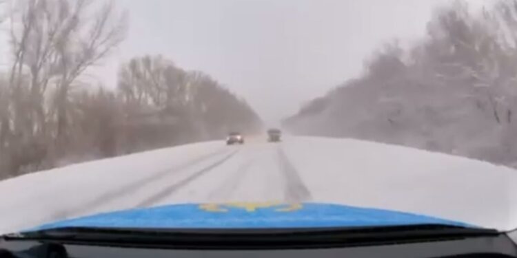 Toyota Alphard қарсы жолаққа шығып, полиция көлігімен соқтығыса жаздады