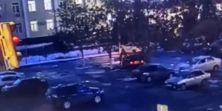 Шымкенттегі төбелестің жалғасы: ер адам аудандық аурухана маңында қалдырылғаны көрсетілген видео шықты