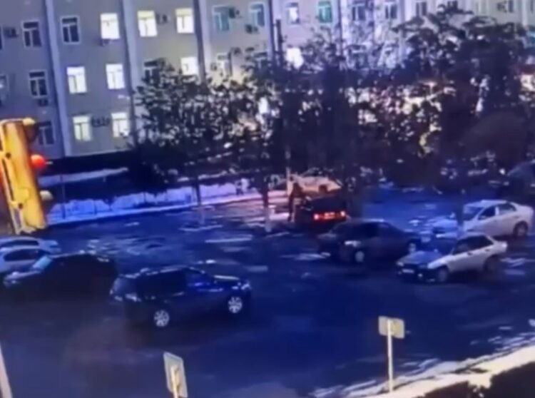 Шымкенттегі төбелестің жалғасы: ер адам аудандық аурухана маңында қалдырылғаны көрсетілген видео шықты