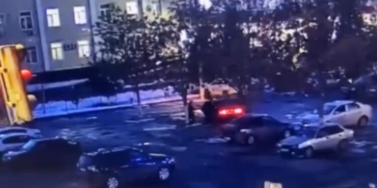 Шымкент: мужчину оставили возле районной больницы