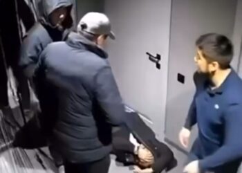 Атырауда ер адамды аса қатігездікпен ұрып-соғып жатқан видео тарады