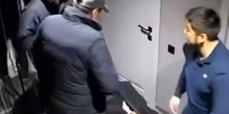 Атырауда ер адамды аса қатігездікпен ұрып-соғып жатқан видео тарады