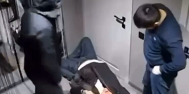 Видео: в Атырау жестоко избили мужчину в ночном баре