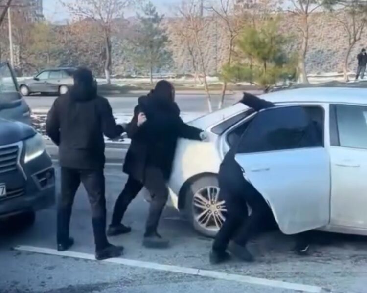 В соцсетях появилось ещё одно видео массового нападения в Шымкенте