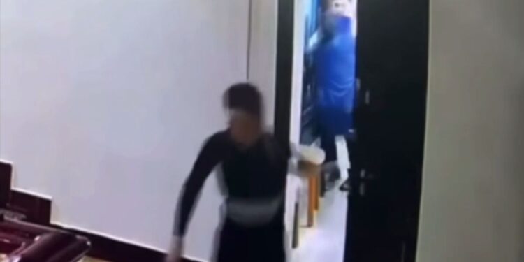 Видео потасовки Серика Сапиева с заместителем появилось в сети