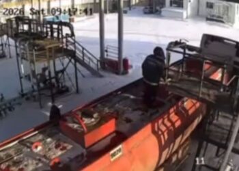 Бензовоз загорелся на АЗС в Павлодарской области: есть пострадавший