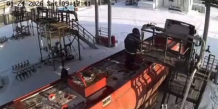 Бензовоз загорелся на АЗС в Павлодарской области: есть пострадавший