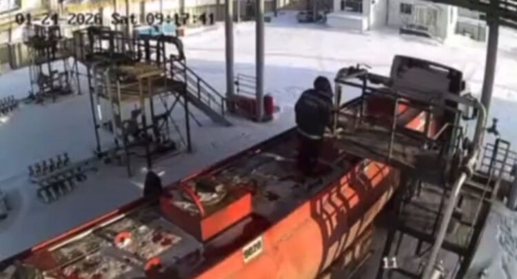 Бензовоз загорелся на АЗС в Павлодарской области: есть пострадавший