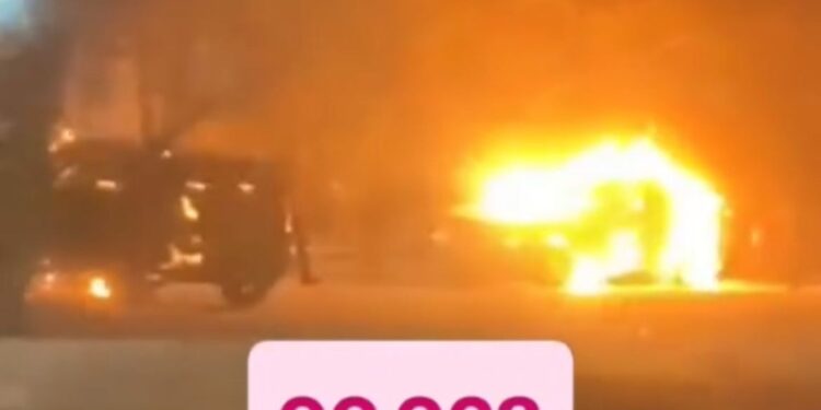 Семейде полиция қызметкерлерінің көліктерін өртеген ер адам ұсталды