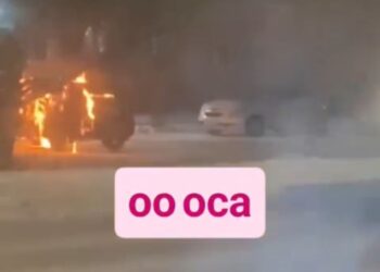 В Семее мужчина поджёг автомобили сотрудников полиции