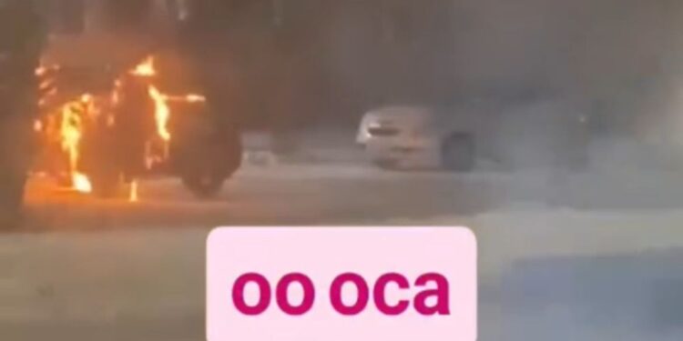 В Семее мужчина поджёг автомобили сотрудников полиции