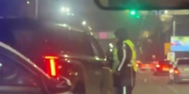 В Алматы полиция задержала водителя внедорожника после погони