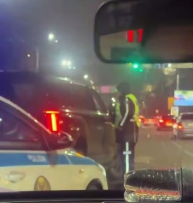 В Алматы полиция задержала водителя внедорожника после погони