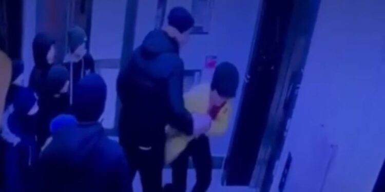 Астанада жасөспірім баланы соққыға жықты