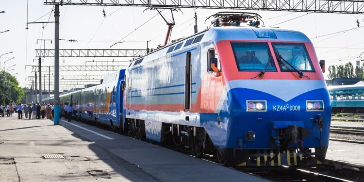 Қазақстанда теміржол билеттеріне жас санаттары бойынша жеңілдіктер кеңейтілді