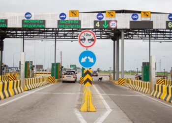 На 14 платных трассах Казахстана временно отменили оплату