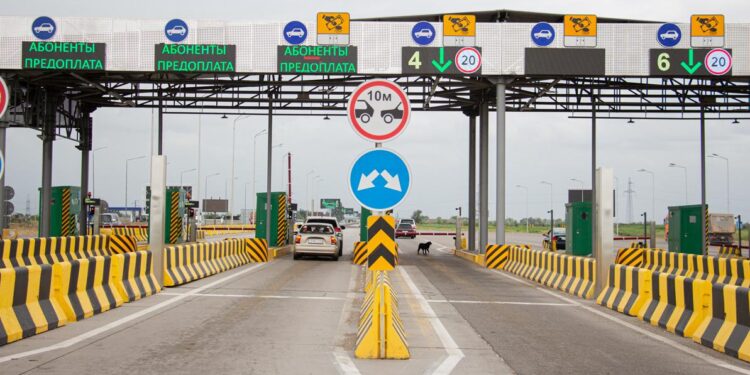 На 14 платных трассах Казахстана временно отменили оплату