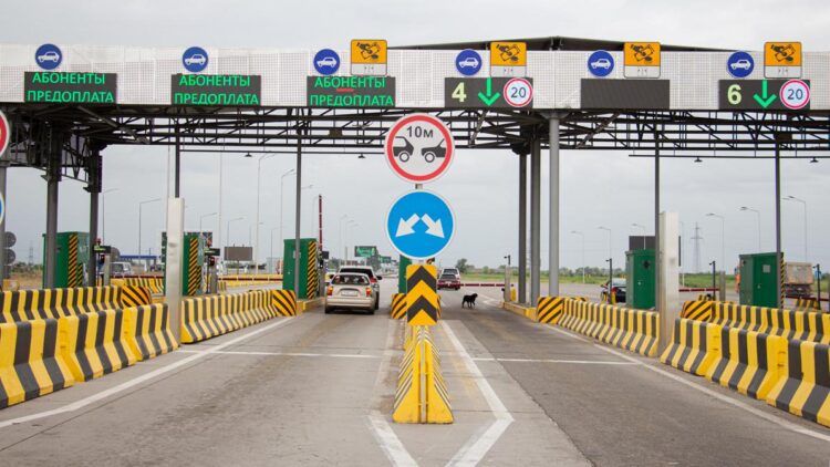 На 14 платных трассах Казахстана временно отменили оплату
