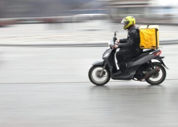 Нарушения ради доставки: полиция Алматы показала кадры опасной езды курьеров