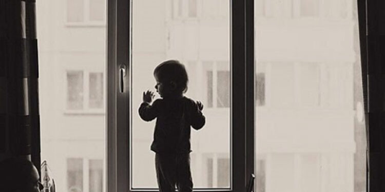 Стало известно о состоянии детей, выброшенных из окна пятого этажа в Таразе