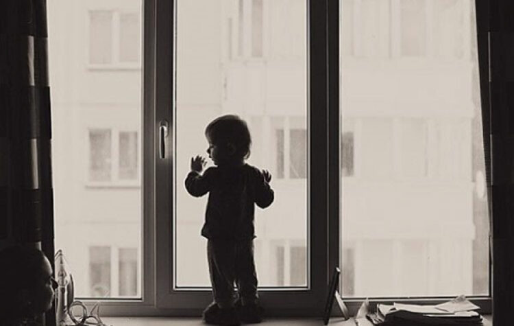 Стало известно о состоянии детей, выброшенных из окна пятого этажа в Таразе