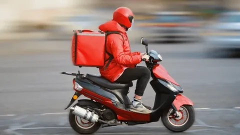 Жеткізу жылдамдығының бағасы: Алматы полициясы курьерлердің ЖҚЕ бұзу фактісін көрсетті