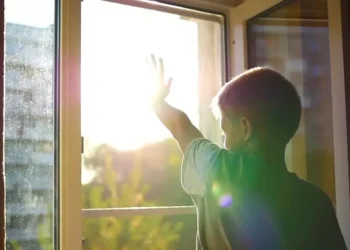 Жамбыл облысында әйел екі баласын бесінші қабаттың терезесінен лақтырған