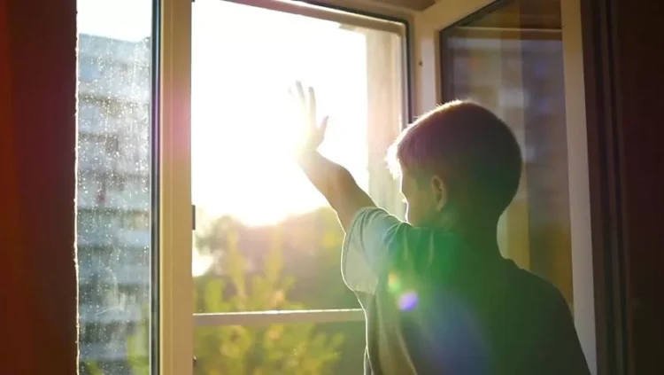 Жамбыл облысында әйел екі баласын бесінші қабаттың терезесінен лақтырған